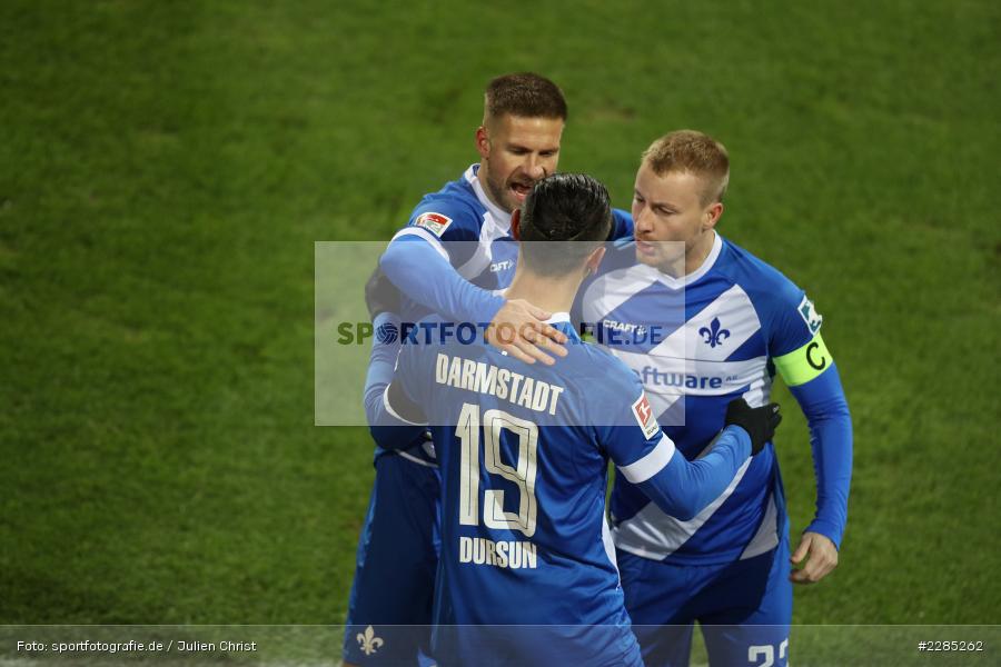 Tobias Kempe, Fabian Holland, Serdar Dursun, Merck-Stadion am Böllenfalltor, Darmstadt, 27.11.2020, DFL, sport, action, Fussball, Deutschland, November 2020, Saison 2020/2021, 2. Bundesliga, Eintracht Braunschweig, SV Darmstadt 98 - Bild-ID: 2285262 Tobias Kempe, Fabian Holland, Serdar Dursun, Merck-Stadion am Böllenfalltor, Darmstadt, 27.11.2020, DFL, sport, action, Fussball, Deutschland, November 2020, Saison 2020/2021, 2. Bundesliga, Eintracht Braunschweig, SV Darmstadt 98 - Bild-ID: 2285262