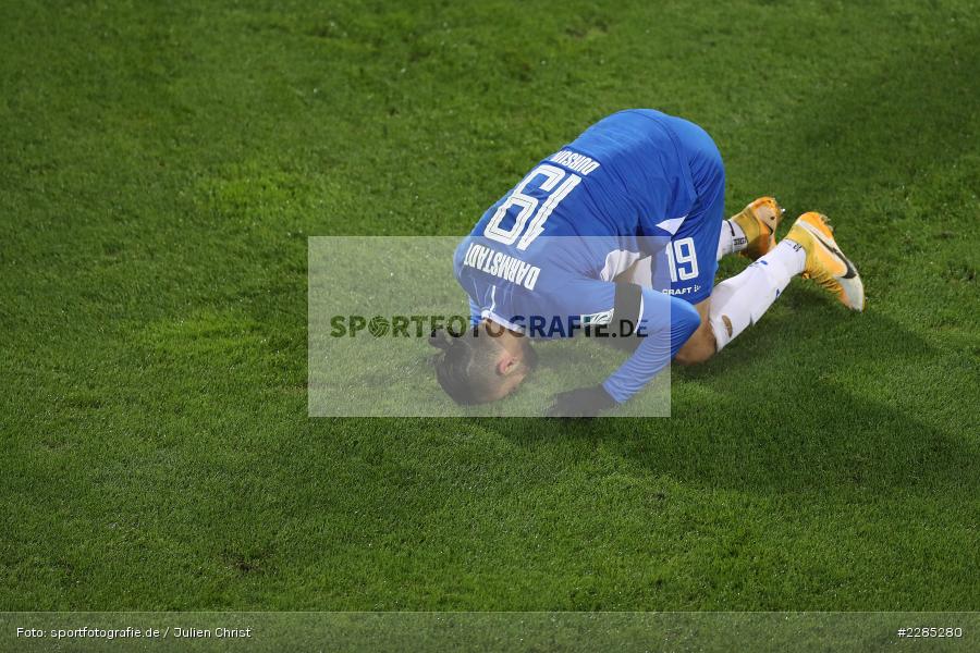 Rasen küssen, Torjubel, Serdar Dursun, Merck-Stadion am Böllenfalltor, Darmstadt, 27.11.2020, DFL, sport, action, Fussball, Deutschland, November 2020, Saison 2020/2021, 2. Bundesliga, Eintracht Braunschweig, SV Darmstadt 98 - Bild-ID: 2285280 Rasen küssen, Torjubel, Serdar Dursun, Merck-Stadion am Böllenfalltor, Darmstadt, 27.11.2020, DFL, sport, action, Fussball, Deutschland, November 2020, Saison 2020/2021, 2. Bundesliga, Eintracht Braunschweig, SV Darmstadt 98 - Bild-ID: 2285280