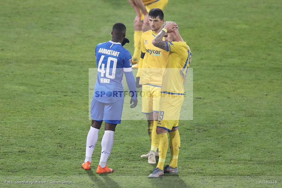 Felix Burmeister, Jannis Nikolaou, Erich Berko, Merck-Stadion am Böllenfalltor, Darmstadt, 27.11.2020, DFL, sport, action, Fussball, Deutschland, November 2020, Saison 2020/2021, 2. Bundesliga, Eintracht Braunschweig, SV Darmstadt 98 - Bild-ID: 2285338 Felix Burmeister, Jannis Nikolaou, Erich Berko, Merck-Stadion am Böllenfalltor, Darmstadt, 27.11.2020, DFL, sport, action, Fussball, Deutschland, November 2020, Saison 2020/2021, 2. Bundesliga, Eintracht Braunschweig, SV Darmstadt 98 - Bild-ID: 2285338