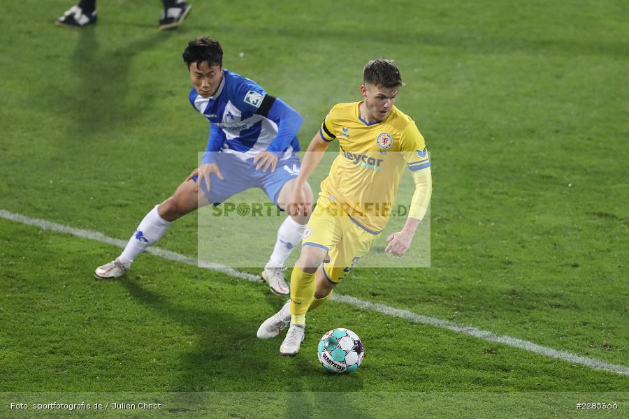 Seung-ho Paik, Patrick Kammerbauer, Merck-Stadion am Böllenfalltor, Darmstadt, 27.11.2020, DFL, sport, action, Fussball, Deutschland, November 2020, Saison 2020/2021, 2. Bundesliga, Eintracht Braunschweig, SV Darmstadt 98 - Bild-ID: 2285366 Seung-ho Paik, Patrick Kammerbauer, Merck-Stadion am Böllenfalltor, Darmstadt, 27.11.2020, DFL, sport, action, Fussball, Deutschland, November 2020, Saison 2020/2021, 2. Bundesliga, Eintracht Braunschweig, SV Darmstadt 98 - Bild-ID: 2285366