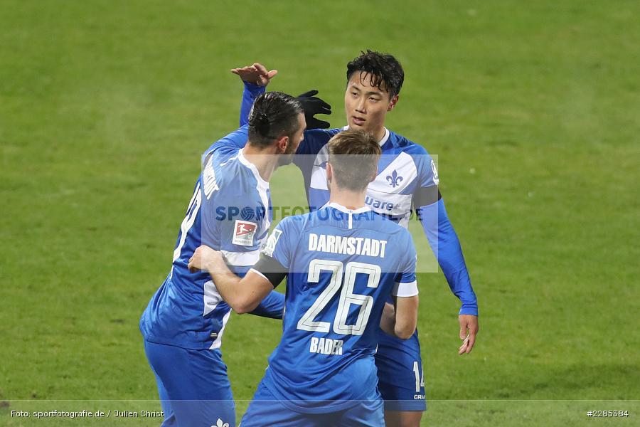 Serdar Dursun, Matthias Bader, Seung-ho Paik, Merck-Stadion am Böllenfalltor, Darmstadt, 27.11.2020, DFL, sport, action, Fussball, Deutschland, November 2020, Saison 2020/2021, 2. Bundesliga, Eintracht Braunschweig, SV Darmstadt 98 - Bild-ID: 2285384 Serdar Dursun, Matthias Bader, Seung-ho Paik, Merck-Stadion am Böllenfalltor, Darmstadt, 27.11.2020, DFL, sport, action, Fussball, Deutschland, November 2020, Saison 2020/2021, 2. Bundesliga, Eintracht Braunschweig, SV Darmstadt 98 - Bild-ID: 2285384