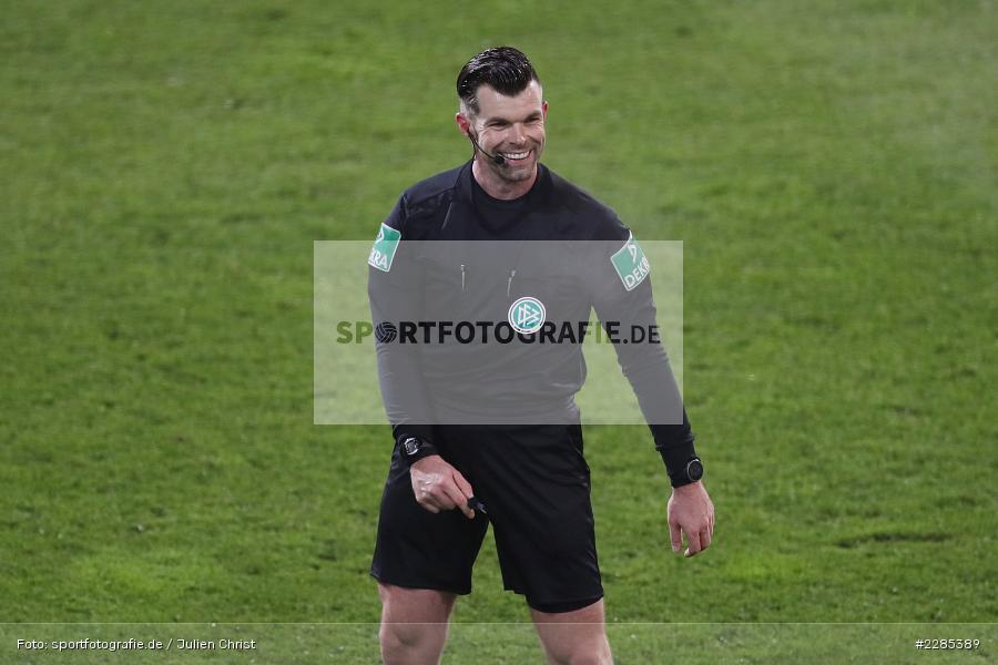Schiedsrichter, Alexander Sather, Merck-Stadion am Böllenfalltor, Darmstadt, 27.11.2020, DFL, sport, action, Fussball, Deutschland, November 2020, Saison 2020/2021, 2. Bundesliga, Eintracht Braunschweig, SV Darmstadt 98 - Bild-ID: 2285389 Schiedsrichter, Alexander Sather, Merck-Stadion am Böllenfalltor, Darmstadt, 27.11.2020, DFL, sport, action, Fussball, Deutschland, November 2020, Saison 2020/2021, 2. Bundesliga, Eintracht Braunschweig, SV Darmstadt 98 - Bild-ID: 2285389