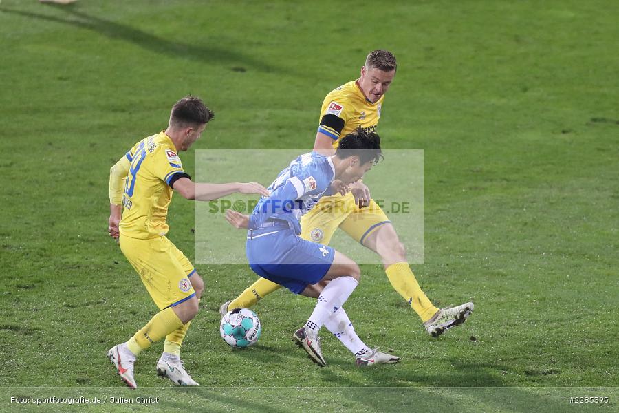 Patrick Kammerbauer, Felix Kroos, Seung-ho Paik, Merck-Stadion am Böllenfalltor, Darmstadt, 27.11.2020, DFL, sport, action, Fussball, Deutschland, November 2020, Saison 2020/2021, 2. Bundesliga, Eintracht Braunschweig, SV Darmstadt 98 - Bild-ID: 2285395 Patrick Kammerbauer, Felix Kroos, Seung-ho Paik, Merck-Stadion am Böllenfalltor, Darmstadt, 27.11.2020, DFL, sport, action, Fussball, Deutschland, November 2020, Saison 2020/2021, 2. Bundesliga, Eintracht Braunschweig, SV Darmstadt 98 - Bild-ID: 2285395