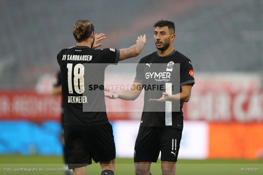 Emotionen, abklatschen, Torjubel, Dennis Diekmeier, Aziz Bouhaddouz, FLYERALARM Arena, Würzburg, 06.12.2020, DFL, sport, action, Fussball, Deutschland, Dezember 2020, Saison 2020/2021, 2. Bundesliga, SV Sandhausen, FC Würzburger Kickers - Bild-ID: 2285509