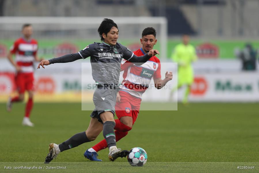 Kevin Sessa, Genki Haraguchi, Voith-Arena, Heidenheim, 12.12.2020, DFL, sport, action, Fussball, Deutschland, Dezember 2020, Saison 2020/2021, 2. Bundesliga, Hannover 96, 1. FC Heidenheim 1846 - Bild-ID: 2285669 Kevin Sessa, Genki Haraguchi, Voith-Arena, Heidenheim, 12.12.2020, DFL, sport, action, Fussball, Deutschland, Dezember 2020, Saison 2020/2021, 2. Bundesliga, Hannover 96, 1. FC Heidenheim 1846 - Bild-ID: 2285669