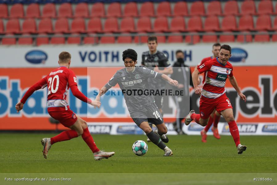 Andreas Geipl, Dzenis Burnic, Genki Haraguchi, Voith-Arena, Heidenheim, 12.12.2020, DFL, sport, action, Fussball, Deutschland, Dezember 2020, Saison 2020/2021, 2. Bundesliga, Hannover 96, 1. FC Heidenheim 1846 - Bild-ID: 2285686