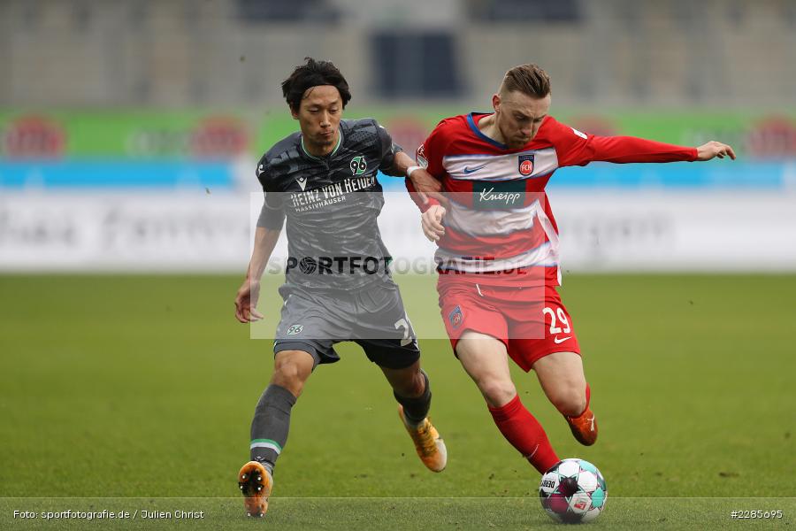 Sei Muroya, Tobias Mohr, Voith-Arena, Heidenheim, 12.12.2020, DFL, sport, action, Fussball, Deutschland, Dezember 2020, Saison 2020/2021, 2. Bundesliga, Hannover 96, 1. FC Heidenheim 1846 - Bild-ID: 2285695