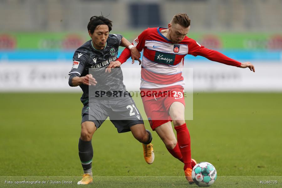 tackle, Sei Muroya, Tobias Mohr, Voith-Arena, Heidenheim, 12.12.2020, DFL, sport, action, Fussball, Deutschland, Dezember 2020, Saison 2020/2021, 2. Bundesliga, Hannover 96, 1. FC Heidenheim 1846 - Bild-ID: 2285725