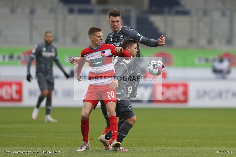 Hendrik Weydandt, Dzenis Burnic, Dominik Kaiser, Voith-Arena, Heidenheim, 12.12.2020, DFL, sport, action, Fussball, Deutschland, Dezember 2020, Saison 2020/2021, 2. Bundesliga, Hannover 96, 1. FC Heidenheim 1846 - Bild-ID: 2285740 Hendrik Weydandt, Dzenis Burnic, Dominik Kaiser, Voith-Arena, Heidenheim, 12.12.2020, DFL, sport, action, Fussball, Deutschland, Dezember 2020, Saison 2020/2021, 2. Bundesliga, Hannover 96, 1. FC Heidenheim 1846 - Bild-ID: 2285740