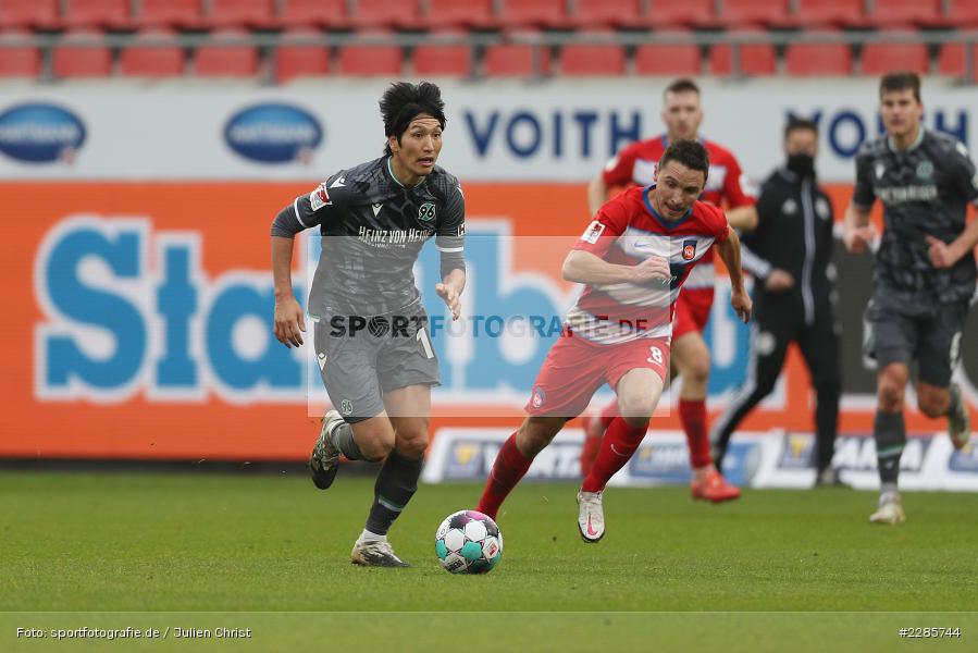 Andreas Geipl, Genki Haraguchi, Voith-Arena, Heidenheim, 12.12.2020, DFL, sport, action, Fussball, Deutschland, Dezember 2020, Saison 2020/2021, 2. Bundesliga, Hannover 96, 1. FC Heidenheim 1846 - Bild-ID: 2285744