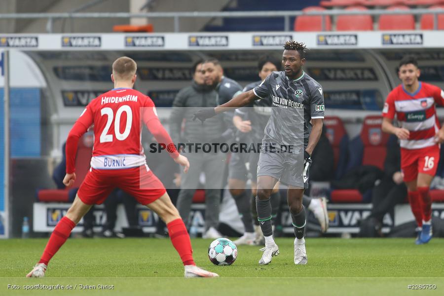 Dzenis Burnic, Patrick Twumasi, Voith-Arena, Heidenheim, 12.12.2020, DFL, sport, action, Fussball, Deutschland, Dezember 2020, Saison 2020/2021, 2. Bundesliga, Hannover 96, 1. FC Heidenheim 1846 - Bild-ID: 2285750