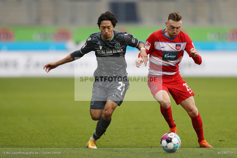 Sei Muroya, Tobias Mohr, Voith-Arena, Heidenheim, 12.12.2020, DFL, sport, action, Fussball, Deutschland, Dezember 2020, Saison 2020/2021, 2. Bundesliga, Hannover 96, 1. FC Heidenheim 1846 - Bild-ID: 2285770