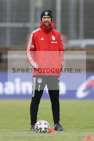 Co-Trainer, Jérôme Reisacher, Stadion am Brentanobad, Frankfurt, 13.12.2020, DFL, sport, action, Fussball, Deutschland, Dezember 2020, Saison 2020/2021, Frauen-Bundesliga, FFBL, FLYERALARM Frauen-Bundesliga, FC Bayern München, Eintracht Frankfurt - Bild-ID: 2285979 Co-Trainer, Jérôme Reisacher, Stadion am Brentanobad, Frankfurt, 13.12.2020, DFL, sport, action, Fussball, Deutschland, Dezember 2020, Saison 2020/2021, Frauen-Bundesliga, FFBL, FLYERALARM Frauen-Bundesliga, FC Bayern München, Eintracht Frankfurt - Bild-ID: 2285979