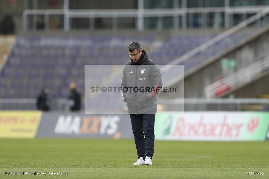 blickt nach unten, Trainer, Jens Scheuer, Stadion am Brentanobad, Frankfurt, 13.12.2020, DFL, sport, action, Fussball, Deutschland, Dezember 2020, Saison 2020/2021, Frauen-Bundesliga, FFBL, FLYERALARM Frauen-Bundesliga, FC Bayern München, Eintracht Frankfurt - Bild-ID: 2285982 blickt nach unten, Trainer, Jens Scheuer, Stadion am Brentanobad, Frankfurt, 13.12.2020, DFL, sport, action, Fussball, Deutschland, Dezember 2020, Saison 2020/2021, Frauen-Bundesliga, FFBL, FLYERALARM Frauen-Bundesliga, FC Bayern München, Eintracht Frankfurt - Bild-ID: 2285982