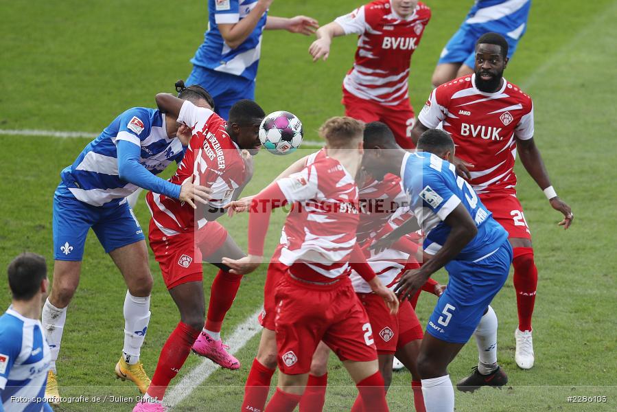 tackle, Patric Pfeiffer, Serdar Dursun, Leroy Kwadwo, Merck-Stadion, Darmstadt, 19.12.2020, DFL, sport, action, Fussball, Deutschland, Dezember 2020, Saison 2020/2021, 2. Bundesliga, FC Würzburger Kickers, SV Darmstadt 98 - Bild-ID: 2286103 tackle, Patric Pfeiffer, Serdar Dursun, Leroy Kwadwo, Merck-Stadion, Darmstadt, 19.12.2020, DFL, sport, action, Fussball, Deutschland, Dezember 2020, Saison 2020/2021, 2. Bundesliga, FC Würzburger Kickers, SV Darmstadt 98 - Bild-ID: 2286103