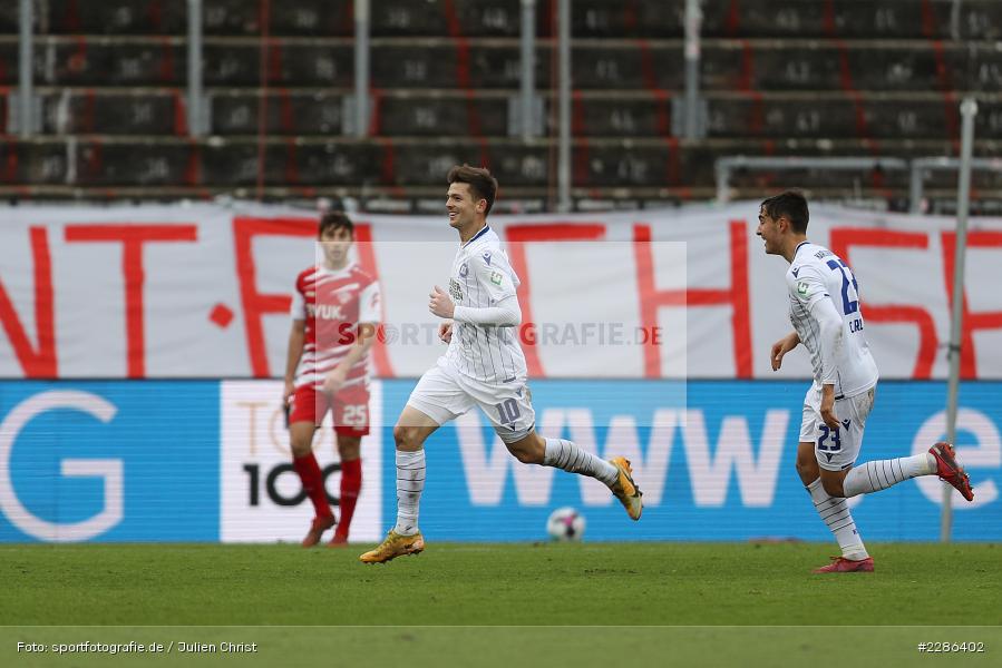 Emotionen, Torjubel, Dirk Carlson, Marvin Wanitzek, FLYERALARM Arena, Würzburg, 02.01.2021, DFL, sport, action, Fussball, Deutschland, Januar 2021, Saison 2020/2021, Bundesliga, 2. Bundesliga, Karlsruher SC, FC Würzburger Kickers - Bild-ID: 2286402 Emotionen, Torjubel, Dirk Carlson, Marvin Wanitzek, FLYERALARM Arena, Würzburg, 02.01.2021, DFL, sport, action, Fussball, Deutschland, Januar 2021, Saison 2020/2021, Bundesliga, 2. Bundesliga, Karlsruher SC, FC Würzburger Kickers - Bild-ID: 2286402