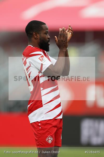 Applaus, gestikuliert, applaudiert, Ridge Munsy, FLYERALARM Arena, Würzburg, 02.01.2021, DFL, sport, action, Fussball, Deutschland, Januar 2021, Saison 2020/2021, Bundesliga, 2. Bundesliga, Karlsruher SC, FC Würzburger Kickers - Bild-ID: 2286495