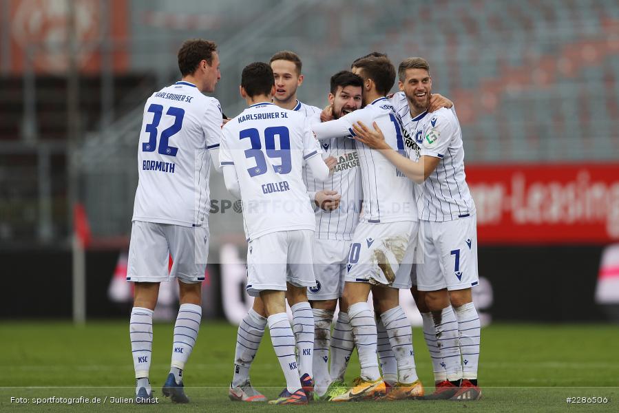 Marvin Wanitzek, Marc Lorenz, Benjamin Goller, Robin Bormuth, Emotionen, Torjubel, Jerome Gondorf, FLYERALARM Arena, Würzburg, 02.01.2021, DFL, sport, action, Fussball, Deutschland, Januar 2021, Saison 2020/2021, Bundesliga, 2. Bundesliga, Karlsruher SC, FC Würzburger Kickers - Bild-ID: 2286506 Marvin Wanitzek, Marc Lorenz, Benjamin Goller, Robin Bormuth, Emotionen, Torjubel, Jerome Gondorf, FLYERALARM Arena, Würzburg, 02.01.2021, DFL, sport, action, Fussball, Deutschland, Januar 2021, Saison 2020/2021, Bundesliga, 2. Bundesliga, Karlsruher SC, FC Würzburger Kickers - Bild-ID: 2286506