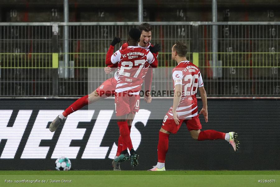 Nzuzi Toko, David Kopacz, Jubel, Emotionen, Tor, Marvin Pieringer, FLYERALARM Arena, Würzburg, 06.01.2021, DFL, sport, action, Fussball, Deutschland, Januar 2021, Saison 2020/2021, FCSP, FWK, Bundesliga, 2. Bundesliga, FC St. Pauli, FC Würzburger Kickers - Bild-ID: 2286571 Nzuzi Toko, David Kopacz, Jubel, Emotionen, Tor, Marvin Pieringer, FLYERALARM Arena, Würzburg, 06.01.2021, DFL, sport, action, Fussball, Deutschland, Januar 2021, Saison 2020/2021, FCSP, FWK, Bundesliga, 2. Bundesliga, FC St. Pauli, FC Würzburger Kickers - Bild-ID: 2286571