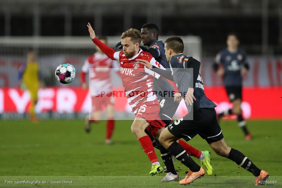 Afeez Aremu, Adam Dzwigala, Martin Hašek, FLYERALARM Arena, Würzburg, 06.01.2021, DFL, sport, action, Fussball, Deutschland, Januar 2021, Saison 2020/2021, FCSP, FWK, Bundesliga, 2. Bundesliga, FC St. Pauli, FC Würzburger Kickers - Bild-ID: 2286589 Afeez Aremu, Adam Dzwigala, Martin Hašek, FLYERALARM Arena, Würzburg, 06.01.2021, DFL, sport, action, Fussball, Deutschland, Januar 2021, Saison 2020/2021, FCSP, FWK, Bundesliga, 2. Bundesliga, FC St. Pauli, FC Würzburger Kickers - Bild-ID: 2286589