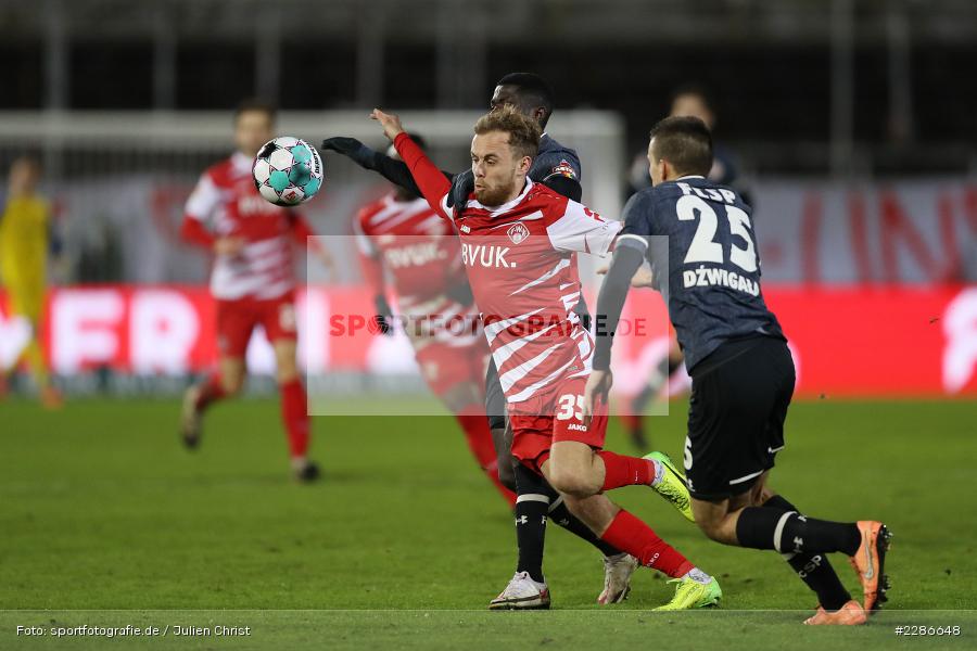 Afeez Aremu, Adam Dzwigala, Martin Hašek, FLYERALARM Arena, Würzburg, 06.01.2021, DFL, sport, action, Fussball, Deutschland, Januar 2021, Saison 2020/2021, FCSP, FWK, Bundesliga, 2. Bundesliga, FC St. Pauli, FC Würzburger Kickers - Bild-ID: 2286648