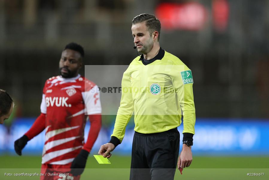 Gelbe Karte, Schiedsrichter, Michael Bacher, FLYERALARM Arena, Würzburg, 06.01.2021, DFL, sport, action, Fussball, Deutschland, Januar 2021, Saison 2020/2021, FCSP, FWK, Bundesliga, 2. Bundesliga, FC St. Pauli, FC Würzburger Kickers - Bild-ID: 2286677 Gelbe Karte, Schiedsrichter, Michael Bacher, FLYERALARM Arena, Würzburg, 06.01.2021, DFL, sport, action, Fussball, Deutschland, Januar 2021, Saison 2020/2021, FCSP, FWK, Bundesliga, 2. Bundesliga, FC St. Pauli, FC Würzburger Kickers - Bild-ID: 2286677