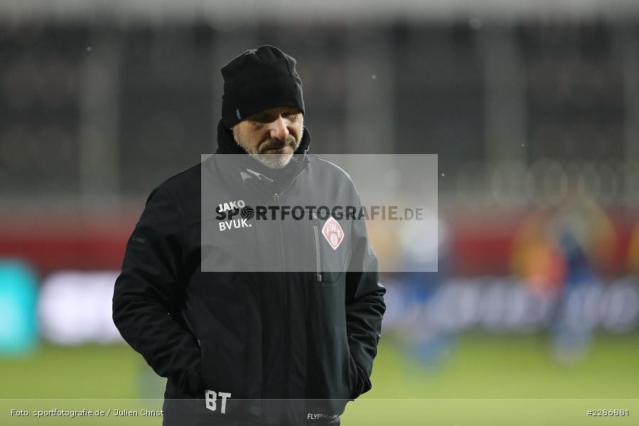 Blick nach unten, Bernhard Trares, FLYERALARM Arena, Würzburg, 15.01.2021, DFL, sport, action, Fussball, Deutschland, Januar 2021, Saison 2020/2021, EBS, FWK, Bundesliga, 2. Bundesliga, Eintracht Braunschweig, FC Würzburger Kickers - Bild-ID: 2286881 Blick nach unten, Bernhard Trares, FLYERALARM Arena, Würzburg, 15.01.2021, DFL, sport, action, Fussball, Deutschland, Januar 2021, Saison 2020/2021, EBS, FWK, Bundesliga, 2. Bundesliga, Eintracht Braunschweig, FC Würzburger Kickers - Bild-ID: 2286881