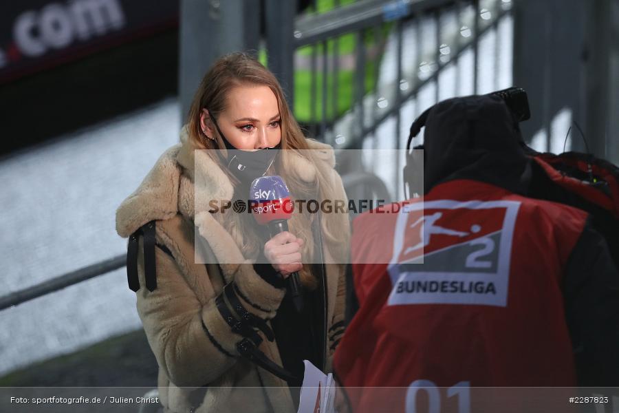 Maske, TV, sky sport, Field-Reporterin, Interview, Sylvia Walker, Merck-Stadion, Darmstadt, 27.01.2021, DFL, sport, action, Fussball, Deutschland, Januar 2021, Saison 2020/2021, SVS, D98, Bundesliga, 2. Bundesliga, SV Sandhausen, SV Darmstadt 98 - Bild-ID: 2287823 Maske, TV, sky sport, Field-Reporterin, Interview, Sylvia Walker, Merck-Stadion, Darmstadt, 27.01.2021, DFL, sport, action, Fussball, Deutschland, Januar 2021, Saison 2020/2021, SVS, D98, Bundesliga, 2. Bundesliga, SV Sandhausen, SV Darmstadt 98 - Bild-ID: 2287823