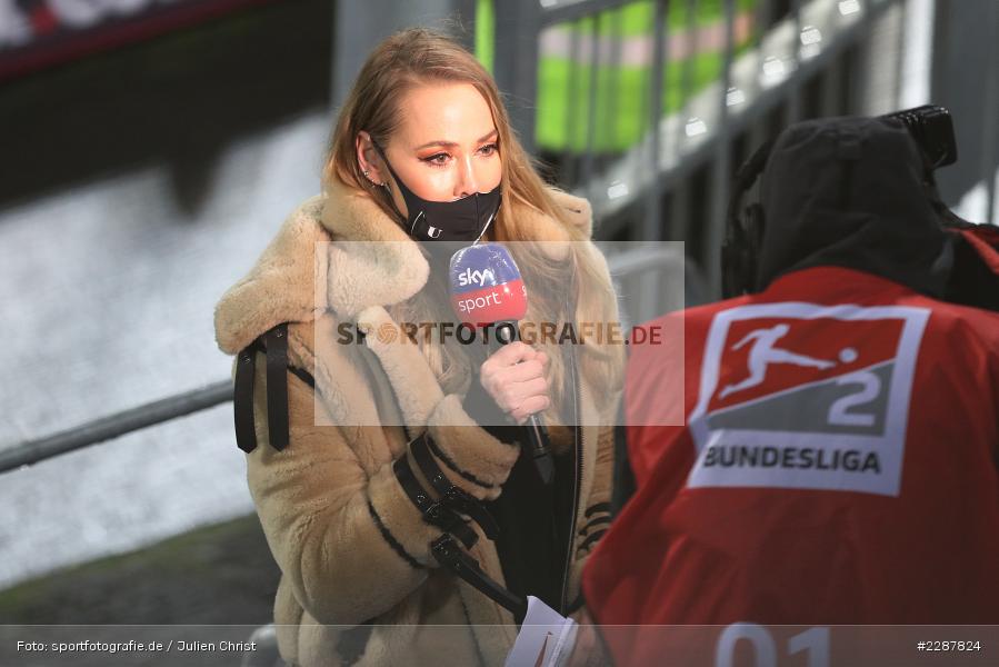 Maske, TV, sky sport, Field-Reporterin, Interview, Sylvia Walker, Merck-Stadion, Darmstadt, 27.01.2021, DFL, sport, action, Fussball, Deutschland, Januar 2021, Saison 2020/2021, SVS, D98, Bundesliga, 2. Bundesliga, SV Sandhausen, SV Darmstadt 98 - Bild-ID: 2287824 Maske, TV, sky sport, Field-Reporterin, Interview, Sylvia Walker, Merck-Stadion, Darmstadt, 27.01.2021, DFL, sport, action, Fussball, Deutschland, Januar 2021, Saison 2020/2021, SVS, D98, Bundesliga, 2. Bundesliga, SV Sandhausen, SV Darmstadt 98 - Bild-ID: 2287824