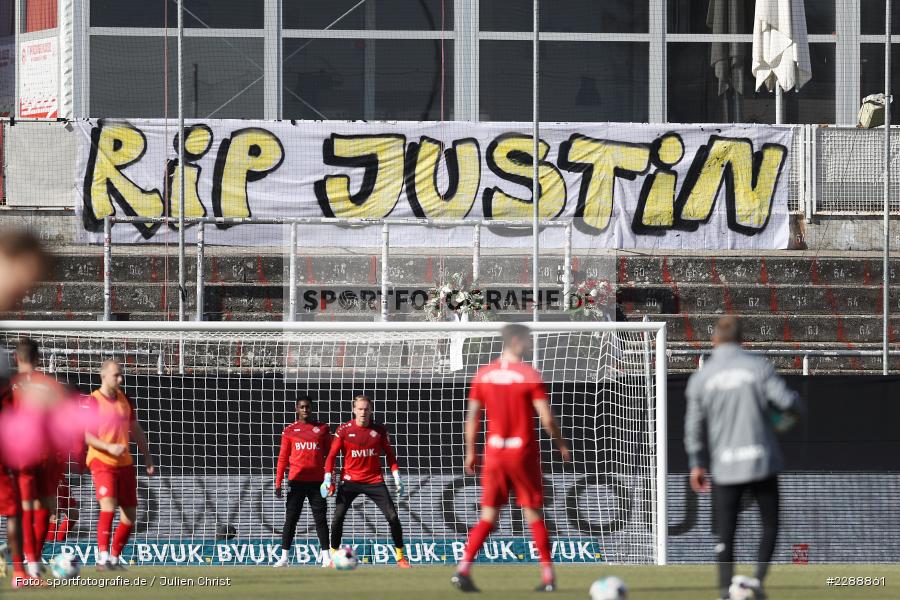 RIP JUSTIN, Spruchband, FLYERALARM Arena, Würzburg, 21.02.2021, DFL, sport, action, Fussball, Deutschland, Februar 2021, Saison 2020/2021, HSV, FWK, Bundesliga, 2. Bundesliga, Hamburger SV, FC Würzburger Kickers - Bild-ID: 2288861