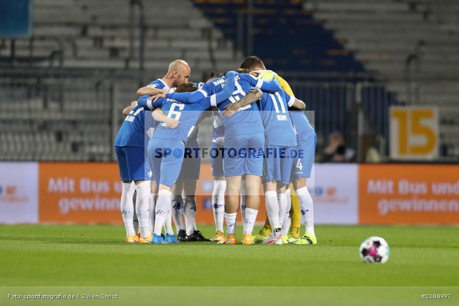 Mannschaftskreis, Merck-Stadion, Darmstadt, 26.02.2021, DFL, sport, action, Fussball, Deutschland, Februar 2021, Saison 2020/2021, KSC, SVD, Bundesliga, 2. Bundesliga, Karlsruher SC, SV Darmstadt 98 - Bild-ID: 2288997 Mannschaftskreis, Merck-Stadion, Darmstadt, 26.02.2021, DFL, sport, action, Fussball, Deutschland, Februar 2021, Saison 2020/2021, KSC, SVD, Bundesliga, 2. Bundesliga, Karlsruher SC, SV Darmstadt 98 - Bild-ID: 2288997