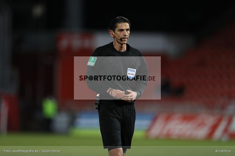 Schiedsrichter, Deniz Aytekin, FLYERALARM Arena, Würzburg, 05.03.2021, DFL, sport, action, Fussball, Deutschland, März 2021, Saison 2020/2021, FCH, FWK, Bundesliga, 2. Bundesliga, FC Heidenheim 1846, FC Würzburger Kickers - Bild-ID: 2289326
