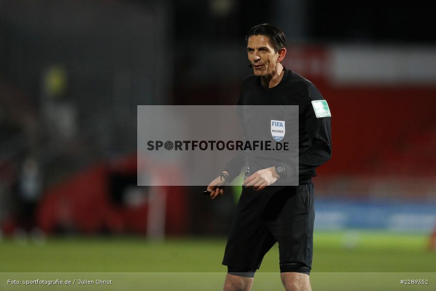 Schiedsrichter, Deniz Aytekin, FLYERALARM Arena, Würzburg, 05.03.2021, DFL, sport, action, Fussball, Deutschland, März 2021, Saison 2020/2021, FCH, FWK, Bundesliga, 2. Bundesliga, FC Heidenheim 1846, FC Würzburger Kickers - Bild-ID: 2289352 Schiedsrichter, Deniz Aytekin, FLYERALARM Arena, Würzburg, 05.03.2021, DFL, sport, action, Fussball, Deutschland, März 2021, Saison 2020/2021, FCH, FWK, Bundesliga, 2. Bundesliga, FC Heidenheim 1846, FC Würzburger Kickers - Bild-ID: 2289352
