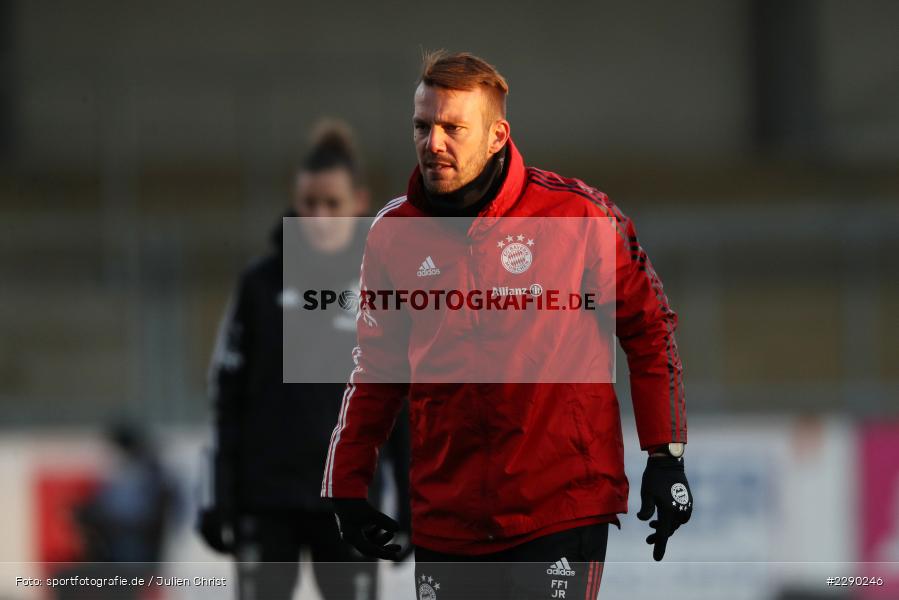 Co-Trainer, Jérôme Reisacher, Dietmar-Hopp-Stadion, Sinsheim, 19.03.2021, DFL, sport, action, Fussball, Deutschland, März 2021, Saison 2020/2021, FCB, TSG, Frauen, Viertelfinale, DFB-Pokal, DFB, FC Bayern München, TSG 1899 Hoffenheim - Bild-ID: 2290246 Co-Trainer, Jérôme Reisacher, Dietmar-Hopp-Stadion, Sinsheim, 19.03.2021, DFL, sport, action, Fussball, Deutschland, März 2021, Saison 2020/2021, FCB, TSG, Frauen, Viertelfinale, DFB-Pokal, DFB, FC Bayern München, TSG 1899 Hoffenheim - Bild-ID: 2290246