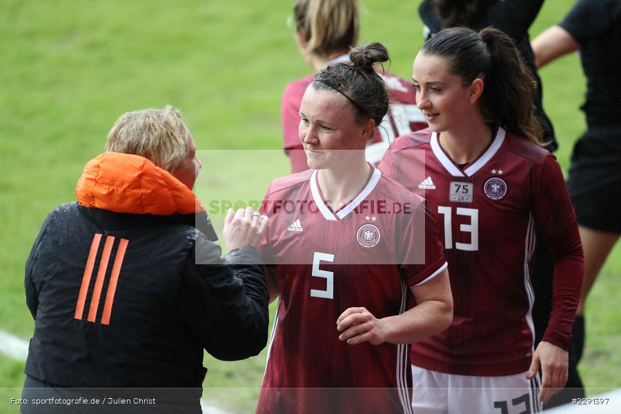 Abklatschen, Martina Voss-Tecklenburg, Sara Däbritz, Marina Hegering, 10.04.2021, DFB, sport, action, Fussball, April 2021, Australia, Germany, BRITA-Arena, AUS, GER, Wiesbaden, Frauen-Länderspiel, Länderspiel, Australien, Deutschland - Bild-ID: 2291397 Abklatschen, Martina Voss-Tecklenburg, Sara Däbritz, Marina Hegering, 10.04.2021, DFB, sport, action, Fussball, April 2021, Australia, Germany, BRITA-Arena, AUS, GER, Wiesbaden, Frauen-Länderspiel, Länderspiel, Australien, Deutschland - Bild-ID: 2291397