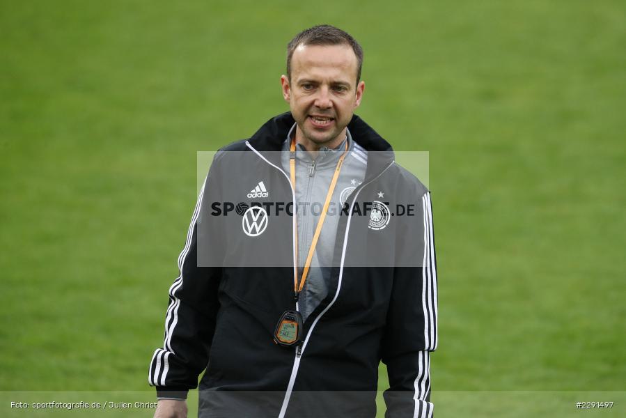 Athletiktrainer, Assistenztrainer, Co-Trainer, Patrik Grolimund, 10.04.2021, DFB, sport, action, Fussball, April 2021, Australia, Germany, BRITA-Arena, AUS, GER, Wiesbaden, Frauen-Länderspiel, Länderspiel, Australien, Deutschland - Bild-ID: 2291497 Athletiktrainer, Assistenztrainer, Co-Trainer, Patrik Grolimund, 10.04.2021, DFB, sport, action, Fussball, April 2021, Australia, Germany, BRITA-Arena, AUS, GER, Wiesbaden, Frauen-Länderspiel, Länderspiel, Australien, Deutschland - Bild-ID: 2291497