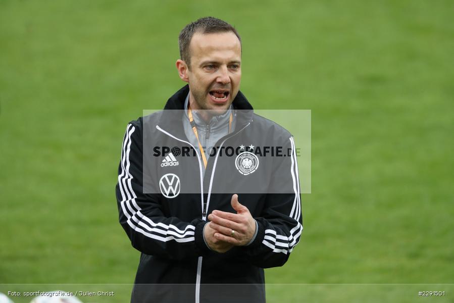 Hände, Arme, gestikuliert, Patrik Grolimund, 10.04.2021, DFB, sport, action, Fussball, April 2021, Australia, Germany, BRITA-Arena, AUS, GER, Wiesbaden, Frauen-Länderspiel, Länderspiel, Australien, Deutschland - Bild-ID: 2291501