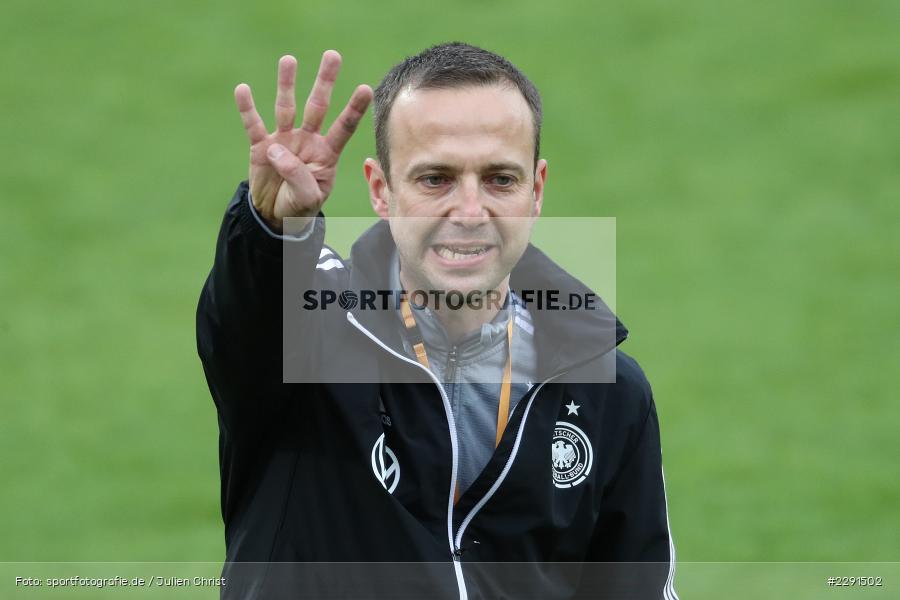 gibt Anweisungen, Hände, Arme, gestikuliert, Patrik Grolimund, 10.04.2021, DFB, sport, action, Fussball, April 2021, Australia, Germany, BRITA-Arena, AUS, GER, Wiesbaden, Frauen-Länderspiel, Länderspiel, Australien, Deutschland - Bild-ID: 2291502 gibt Anweisungen, Hände, Arme, gestikuliert, Patrik Grolimund, 10.04.2021, DFB, sport, action, Fussball, April 2021, Australia, Germany, BRITA-Arena, AUS, GER, Wiesbaden, Frauen-Länderspiel, Länderspiel, Australien, Deutschland - Bild-ID: 2291502