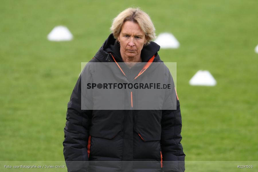 Bundestrainerin, Martina Voss-Tecklenburg, 10.04.2021, DFB, sport, action, Fussball, April 2021, Australia, Germany, BRITA-Arena, AUS, GER, Wiesbaden, Frauen-Länderspiel, Länderspiel, Australien, Deutschland - Bild-ID: 2291503 Bundestrainerin, Martina Voss-Tecklenburg, 10.04.2021, DFB, sport, action, Fussball, April 2021, Australia, Germany, BRITA-Arena, AUS, GER, Wiesbaden, Frauen-Länderspiel, Länderspiel, Australien, Deutschland - Bild-ID: 2291503
