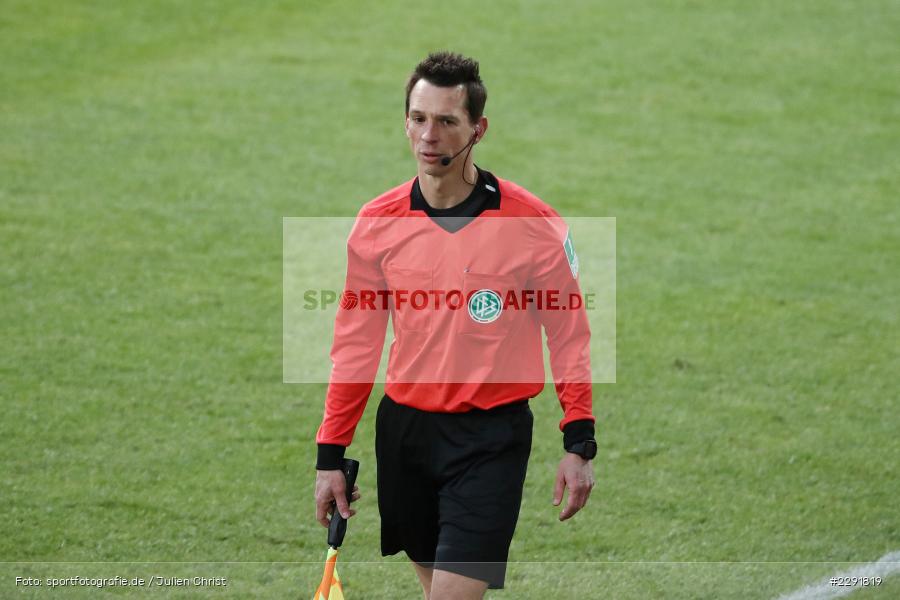 Assistent, Schiedsrichter, Christian Bandurski, Merck-Stadion, Darmstadt, 16.04.2021, DFL, sport, action, Fussball, Deutschland, April 2021, Saison 2020/2021, SGF, SVD, Bundesliga, 2. Bundesliga, SpVgg Greuther Fürth, SV Darmstadt 98 - Bild-ID: 2291819