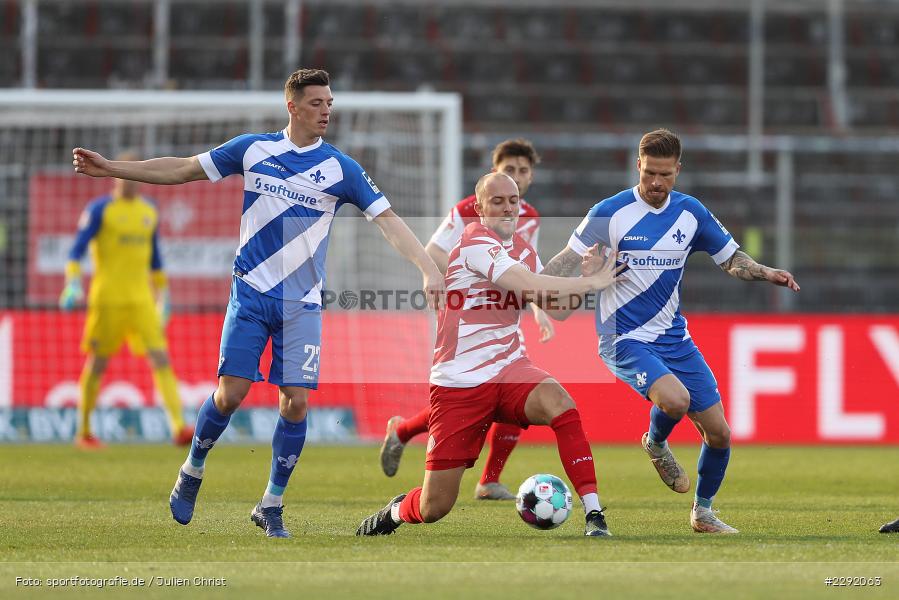 Nicolai Rapp, Tobias Kempe, Tobias Kraulich, FLYERALARM-Arena, Würzburg, 20.04.2021, DFL, sport, action, Fussball, Deutschland, April 2021, Saison 2020/2021, SVD, FWK, Bundesliga, 2. Bundesliga, SV Darmstadt 98, FC Würzburger Kickers - Bild-ID: 2292063 Nicolai Rapp, Tobias Kempe, Tobias Kraulich, FLYERALARM-Arena, Würzburg, 20.04.2021, DFL, sport, action, Fussball, Deutschland, April 2021, Saison 2020/2021, SVD, FWK, Bundesliga, 2. Bundesliga, SV Darmstadt 98, FC Würzburger Kickers - Bild-ID: 2292063