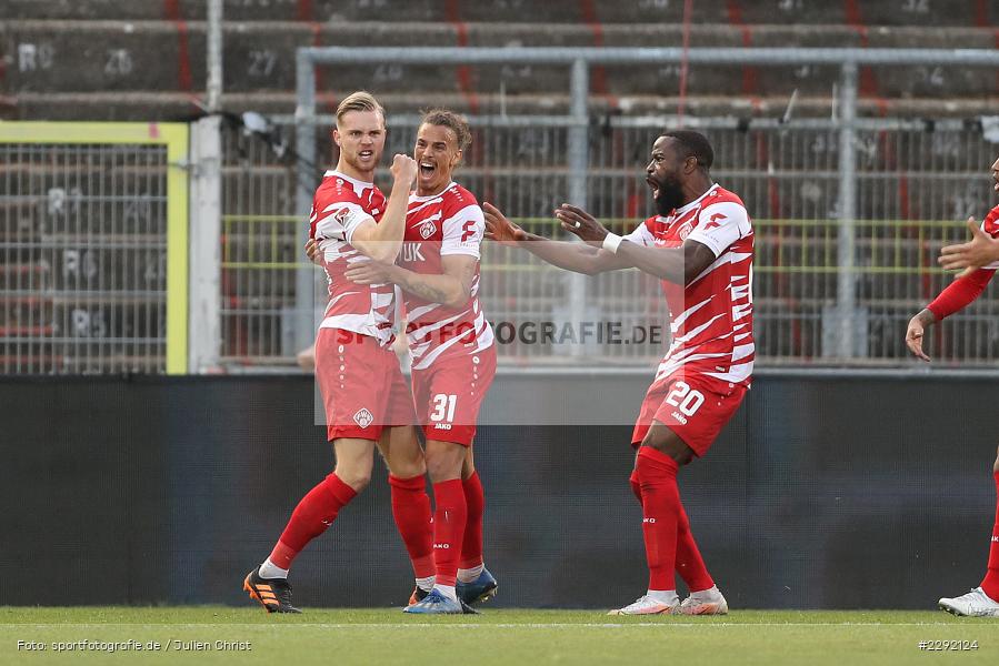 Rajiv van La Parra, Ridge Munsy, Rolf Feltscher, Emotionen, Tor, Torjubel, Lars Dietz, FLYERALARM-Arena, Würzburg, 20.04.2021, DFL, sport, action, Fussball, Deutschland, April 2021, Saison 2020/2021, SVD, FWK, Bundesliga, 2. Bundesliga, SV Darmstadt 98, FC Würzburger Kickers - Bild-ID: 2292124