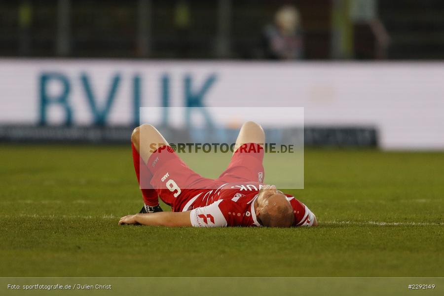 enttäuscht, am Boden, Tobias Kraulich, FLYERALARM-Arena, Würzburg, 20.04.2021, DFL, sport, action, Fussball, Deutschland, April 2021, Saison 2020/2021, SVD, FWK, Bundesliga, 2. Bundesliga, SV Darmstadt 98, FC Würzburger Kickers - Bild-ID: 2292149