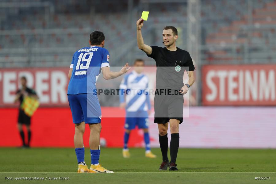 Serdar Dursun, Schiedsrichter, Gelbe Karte, Christof Günsch, FLYERALARM-Arena, Würzburg, 20.04.2021, DFL, sport, action, Fussball, Deutschland, April 2021, Saison 2020/2021, SVD, FWK, Bundesliga, 2. Bundesliga, SV Darmstadt 98, FC Würzburger Kickers - Bild-ID: 2292171 Serdar Dursun, Schiedsrichter, Gelbe Karte, Christof Günsch, FLYERALARM-Arena, Würzburg, 20.04.2021, DFL, sport, action, Fussball, Deutschland, April 2021, Saison 2020/2021, SVD, FWK, Bundesliga, 2. Bundesliga, SV Darmstadt 98, FC Würzburger Kickers - Bild-ID: 2292171