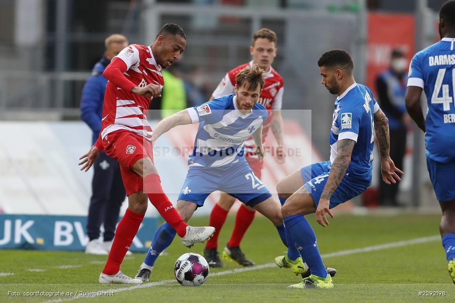 Victor Palsson, Matthias Bader, Rajiv van La Parra, FLYERALARM-Arena, Würzburg, 20.04.2021, DFL, sport, action, Fussball, Deutschland, April 2021, Saison 2020/2021, SVD, FWK, Bundesliga, 2. Bundesliga, SV Darmstadt 98, FC Würzburger Kickers - Bild-ID: 2292198