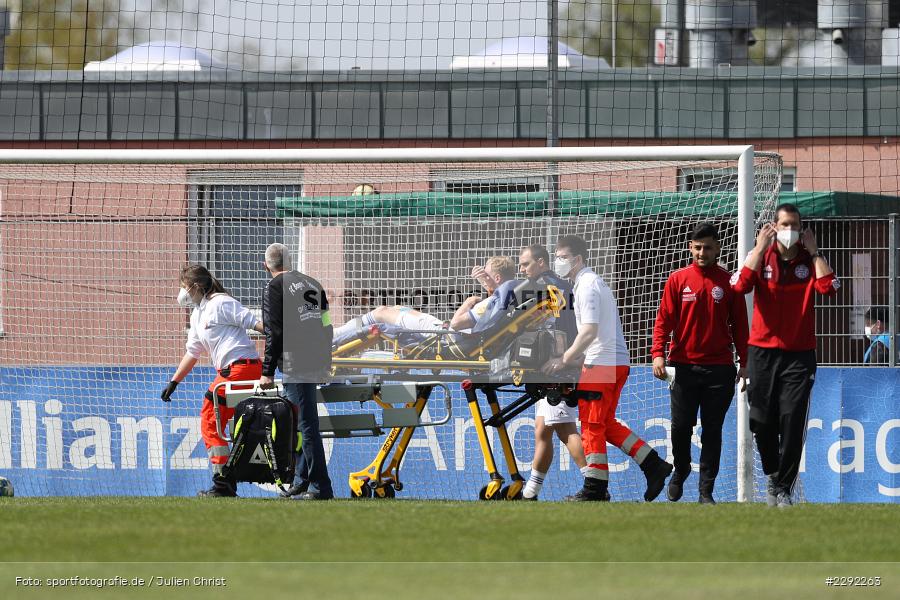 Sanitäter, Verletzt, Benno Mohr, Main-Echo Arena, Alzenau, 24.04.2021, DFB, sport, action, Fussball, Deutschland, April 2021, Saison 2020/2021, FKP, FCB, 4. Liga, Regionalliga, Regionalliga Südwest, FK Pirmasens, FC Bayern Alzenau - Bild-ID: 2292263