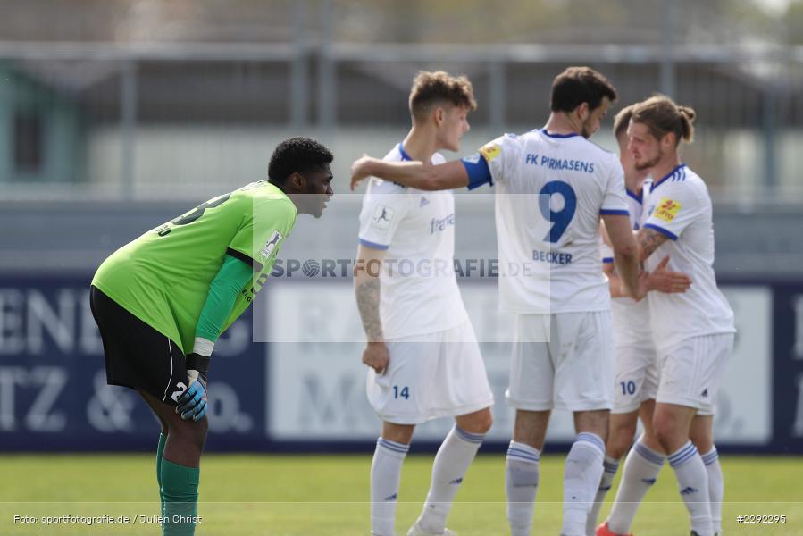 Emotionen, David Becker, Tom Schmitt, Leonnel Mballa Mvogo, Main-Echo Arena, Alzenau, 24.04.2021, DFB, sport, action, Fussball, Deutschland, April 2021, Saison 2020/2021, FKP, FCB, 4. Liga, Regionalliga, Regionalliga Südwest, FK Pirmasens, FC Bayern Alzenau - Bild-ID: 2292295