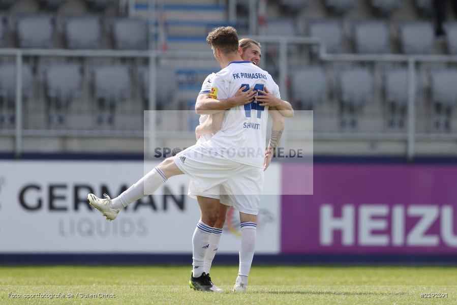 Umarmung, Emotionen, Torjubel, Dennis Chessa, Tom Schmitt, Main-Echo Arena, Alzenau, 24.04.2021, DFB, sport, action, Fussball, Deutschland, April 2021, Saison 2020/2021, FKP, FCB, 4. Liga, Regionalliga, Regionalliga Südwest, FK Pirmasens, FC Bayern Alzenau - Bild-ID: 2292391