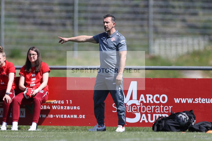 Hände, Arme, gestikuliert, Trainer, Markus Lützler, Soccergirl Sportpark, Würzburg, 25.04.2021, DFL, sport, action, Fussball, Deutschland, April 2021, Saison 2020/2021, FFC, FWK, Frauen, Süd, 2. Frauen-Bundesliga, 1. FFC Niederkirchen, FC Würzburger Kickers - Bild-ID: 2292484 Hände, Arme, gestikuliert, Trainer, Markus Lützler, Soccergirl Sportpark, Würzburg, 25.04.2021, DFL, sport, action, Fussball, Deutschland, April 2021, Saison 2020/2021, FFC, FWK, Frauen, Süd, 2. Frauen-Bundesliga, 1. FFC Niederkirchen, FC Würzburger Kickers - Bild-ID: 2292484