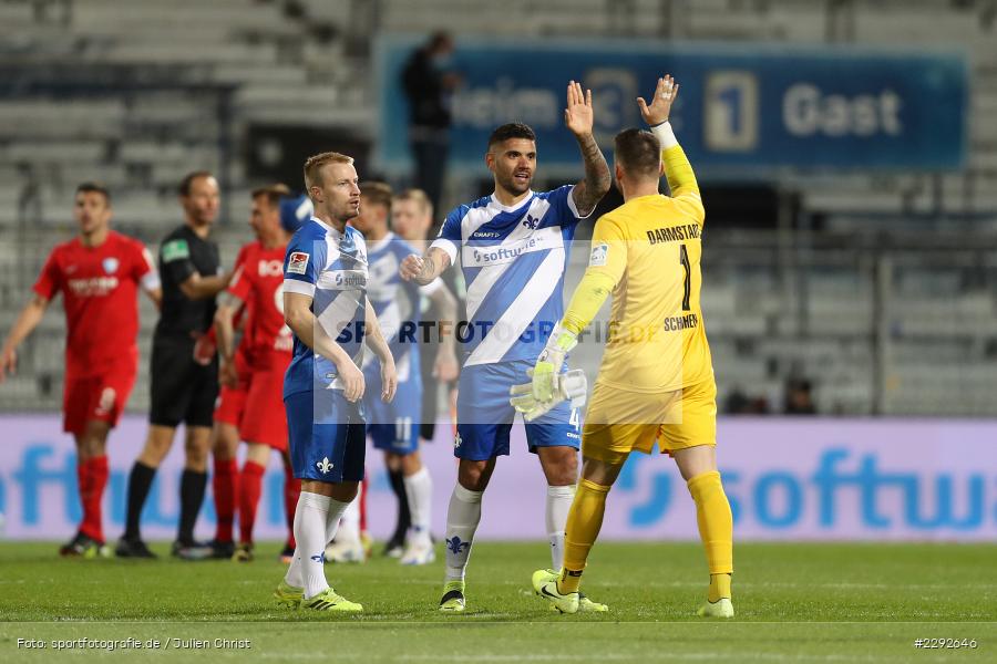 Fabian Holland, Victor Palsson, Abklatschen, Sieg, Freude, Emotionen, Marcel Schuhen, Merck-Stadion, Darmstadt, 26.04.2021, DFL, sport, action, Fussball, Deutschland, April 2021, Saison 2020/2021, BOC, SVD, Bundesliga, 2. Bundesliga, VfL Bochum, SV Darmstadt 98 - Bild-ID: 2292646